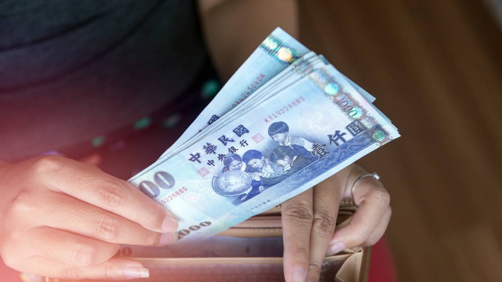 普發現金1萬何時發?總統正式公布條例生效!領取資格、發放方式一次看