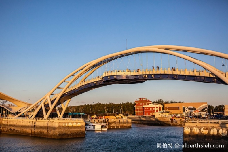 永安漁港美食推薦|桃園人氣海鮮景點,三大美食區吃透透! 永安漁港附近景點推薦-永安觀海橋