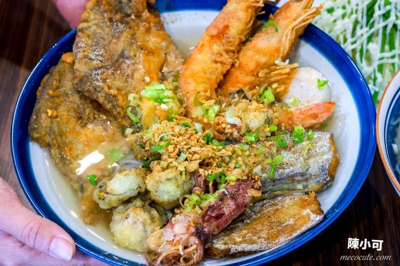 大溪漁港必吃｜煎炸的魚 腳滑的螃蟹米粉湯