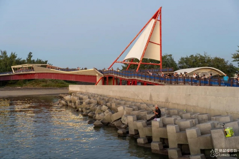 龍鳳漁港一日遊攻略|苗栗竹南人氣魚市美食、海景步道、現撈海鮮推薦! 龍鳳景觀橋:帆船造型地標、賞夕陽私房點