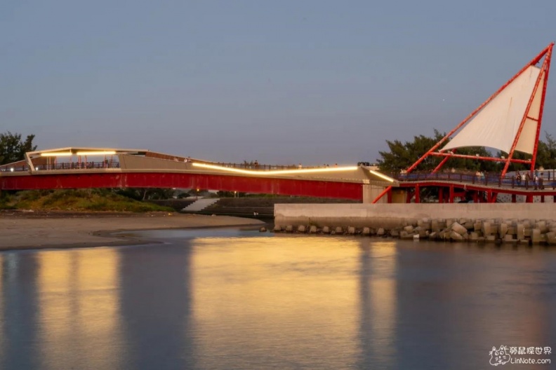 龍鳳漁港一日遊攻略|苗栗竹南人氣魚市美食、海景步道、現撈海鮮推薦! 龍鳳景觀橋:帆船造型地標、賞夕陽私房點推薦