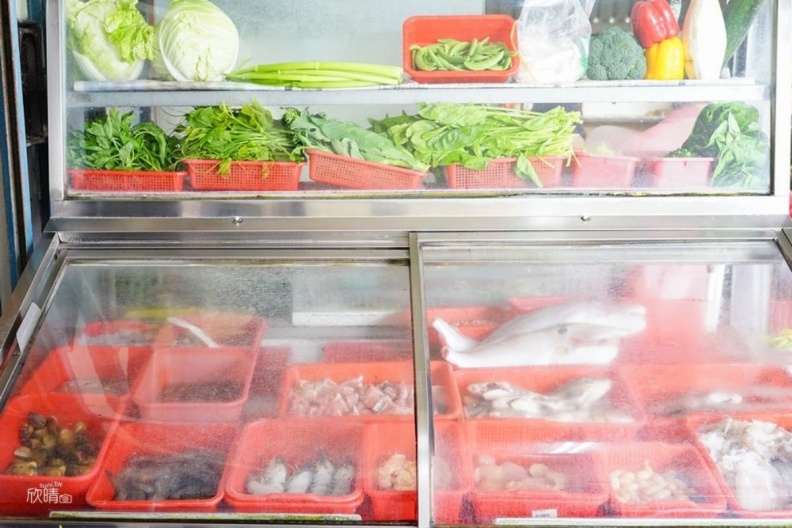 龍鳳漁港一日遊攻略|苗栗竹南人氣魚市美食、海景步道、現撈海鮮推薦! 龍鳳漁港附近美食推薦|阿標海產店
