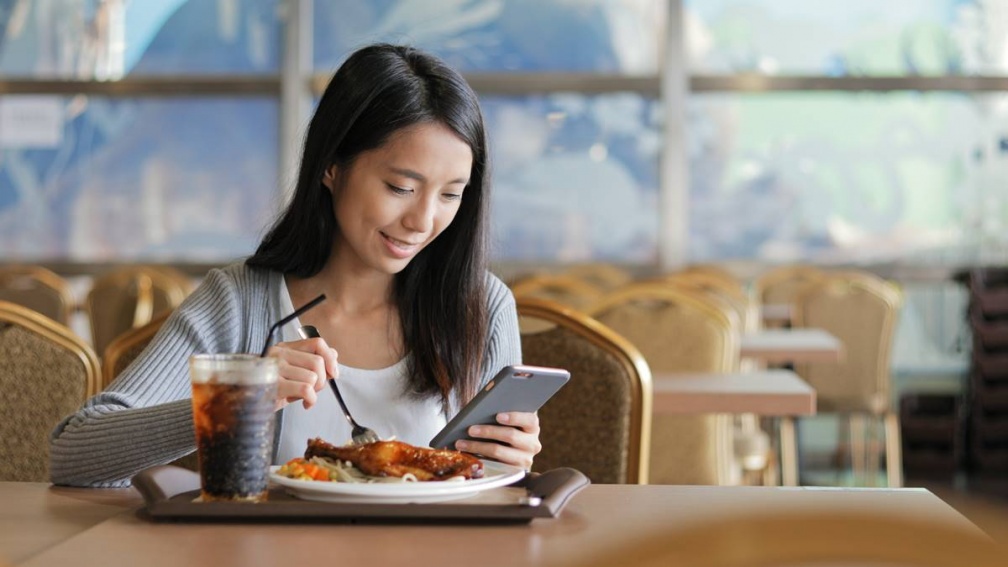 出國吃飯小心！沒注意到「這英文字」恐付天價帳單，過來人揭慘痛經驗