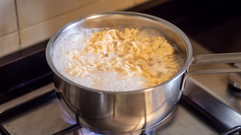 泡麵別只會用煮的！媽媽「１創意吃法」驚呆眾人，麵體Q、吃了就愛上