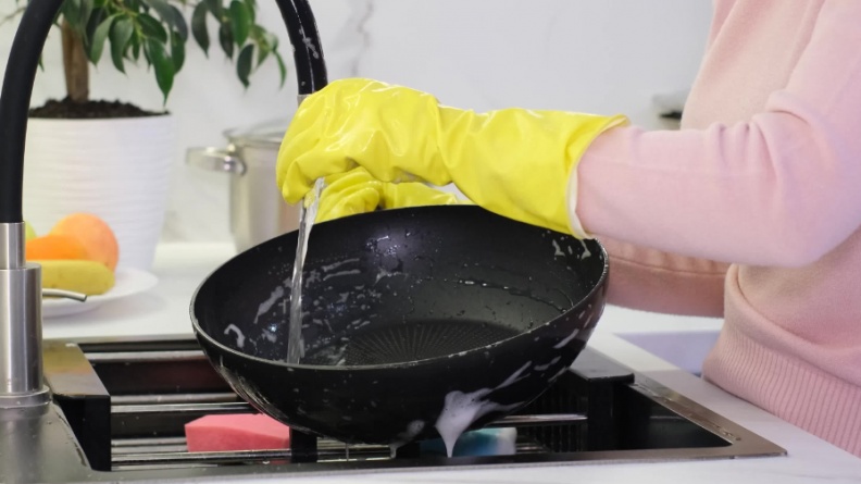 鍋子太油別急著沖水、用菜瓜布狂刷！日本廚師教１招輕鬆去油、延長鍋具壽命