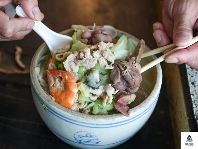 台中火車站美食攻略！滿料碗公麵、排隊草袋飯，站前站後＋夜市必吃都在這