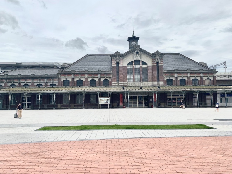 台中火車站美食攻略！滿料碗公麵、排隊草袋飯，站前站後＋夜市必吃都在這
