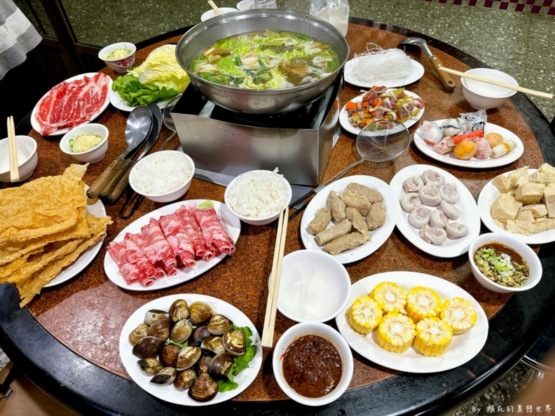 台中火車站美食攻略！滿料碗公麵、排隊草袋飯，站前站後＋夜市必吃都在這