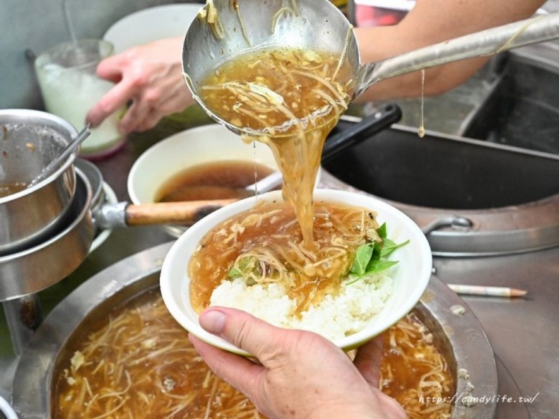 台中火車站美食攻略！滿料碗公麵、排隊草袋飯，站前站後＋夜市必吃都在這