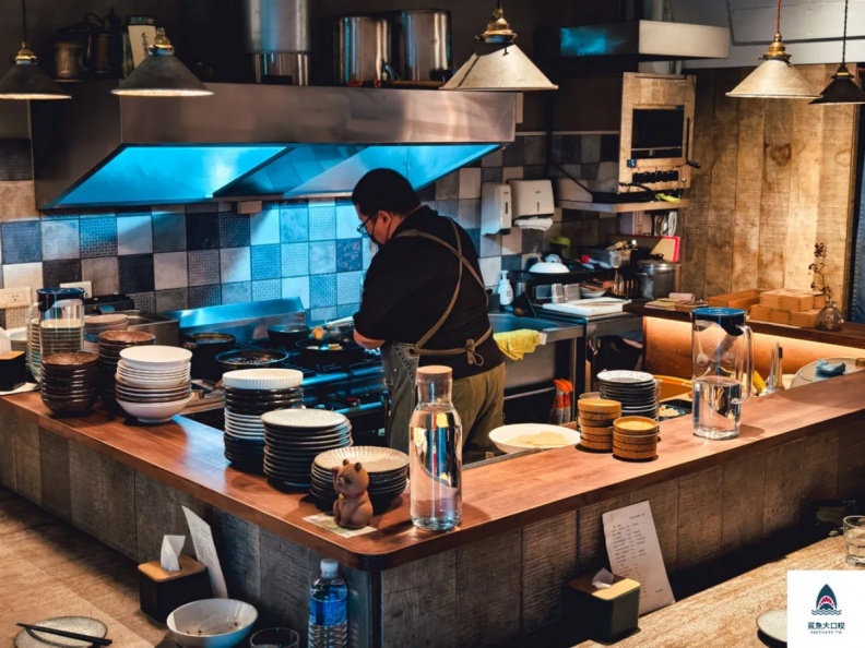 台中火車站美食攻略！滿料碗公麵、排隊草袋飯，站前站後＋夜市必吃都在這