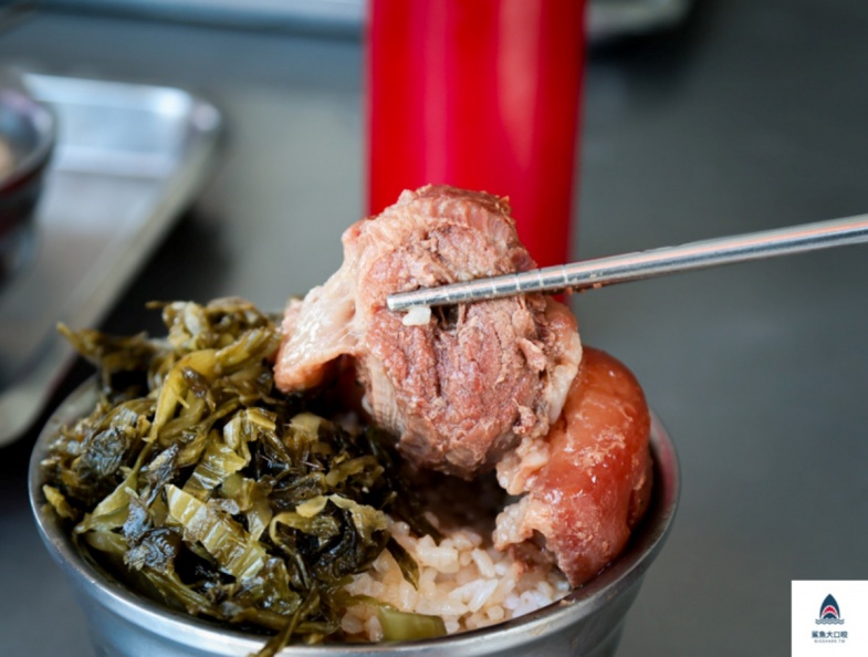 台中火車站美食攻略！滿料碗公麵、排隊草袋飯，站前站後＋夜市必吃都在這