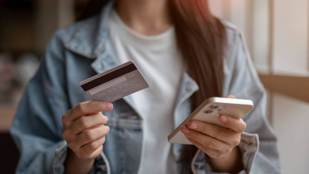 怕過度消費把信用卡全停！她改用「１物」省荷包，過來人示警：恐讓麻煩變多