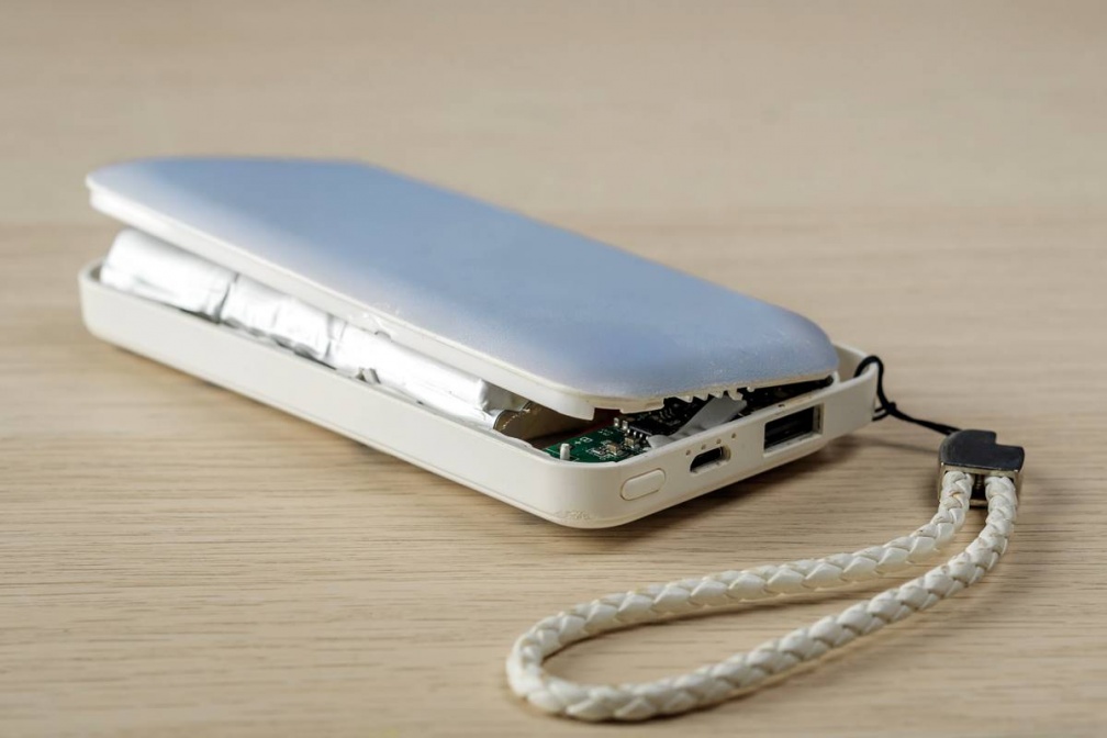 行動電源放沙發突起火!消防員籲「這款」超危險別買:恐釀70萬財物損失 行動電源放沙發突起火!消防員籲「這款」超危險別買:恐釀70萬財物損失