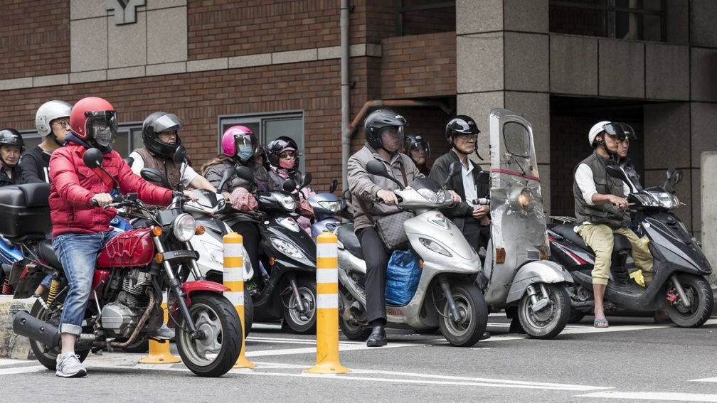 台灣機車族注意！穿「這種鞋」騎車恐讓腳毀掉，醫師：我看了真的嚇死