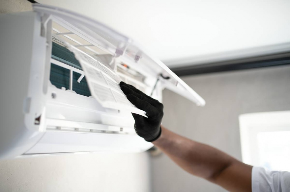 冷氣停機前必做「這動作」!避免下次開機飄臭味,還能省電、延長機器壽命 冷氣停機前必做「這動作」!避免下次開機飄臭味,還能省電、延長機器壽命