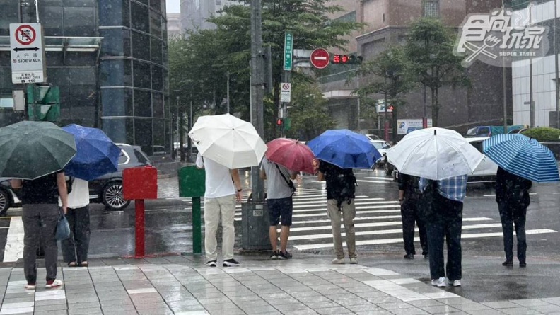光復連假天氣一覽!今「雨區擴大南修」多地雨彈狂炸,直到這天才回暖 光復連假天氣一覽!今「雨區擴大南修」多地雨彈狂炸,直到這天才回暖