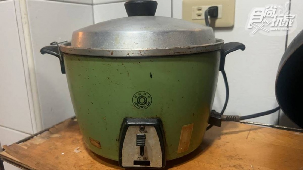 電鍋變黑怎麼洗才乾淨?可用白醋清潔?內行人「用1物」輕鬆除垢、光亮如新 電鍋變黑怎麼洗才乾淨?可用白醋清潔?內行人「用1物」輕鬆除垢、光亮如新