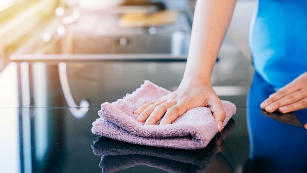 抹布又油又黏怎麼洗？內行浸泡「１物」不用刷就乾淨如新，不必再用漂白水