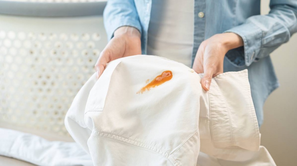 衣服沾到油別直接用水洗！專家曝「１招」10秒就去漬，網友實測驚呆：超神奇