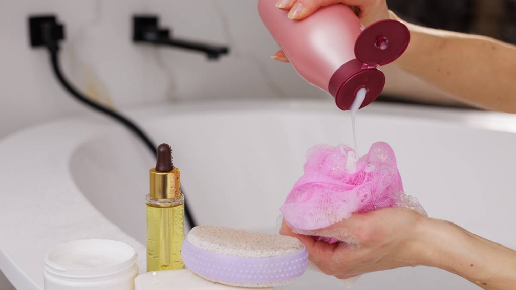 沐浴乳加水使用超NG！專家揭補充包正確用法，「少做１事」反而越洗越髒