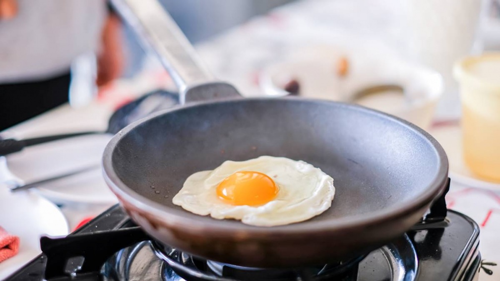 煎荷包蛋別只會放油！日廚師「加１物」讓口感升級：蓬鬆軟嫩、蛋黃流心