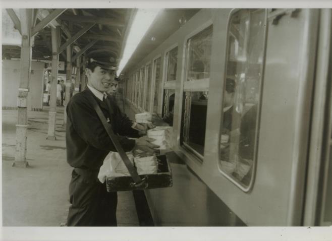 (圖一) 最早期在車站內販售鐵路便當場景 .JPG