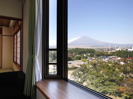 圖二：「御殿場高原 時之栖」提供旅客多樣化設施，能一邊品嘗美食，一邊欣賞到富士山黃昏景色。.jpg