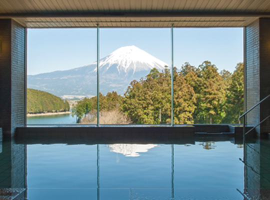 圖五：在「渡假村 富士」的大浴場中泡澡，能一邊欣賞大窗戶外的美麗富士山。.jpg
