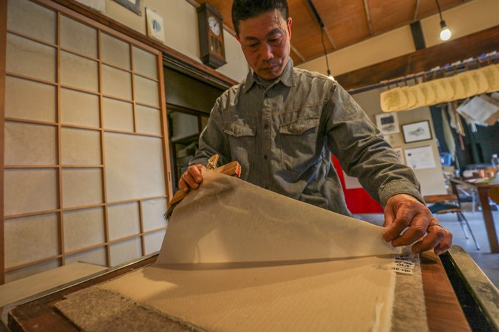 在「手工和紙工房・USHIO」讓旅客們可以體驗到傳統的日本和紙製作方式。(圖片由Visit東北提供).jpg