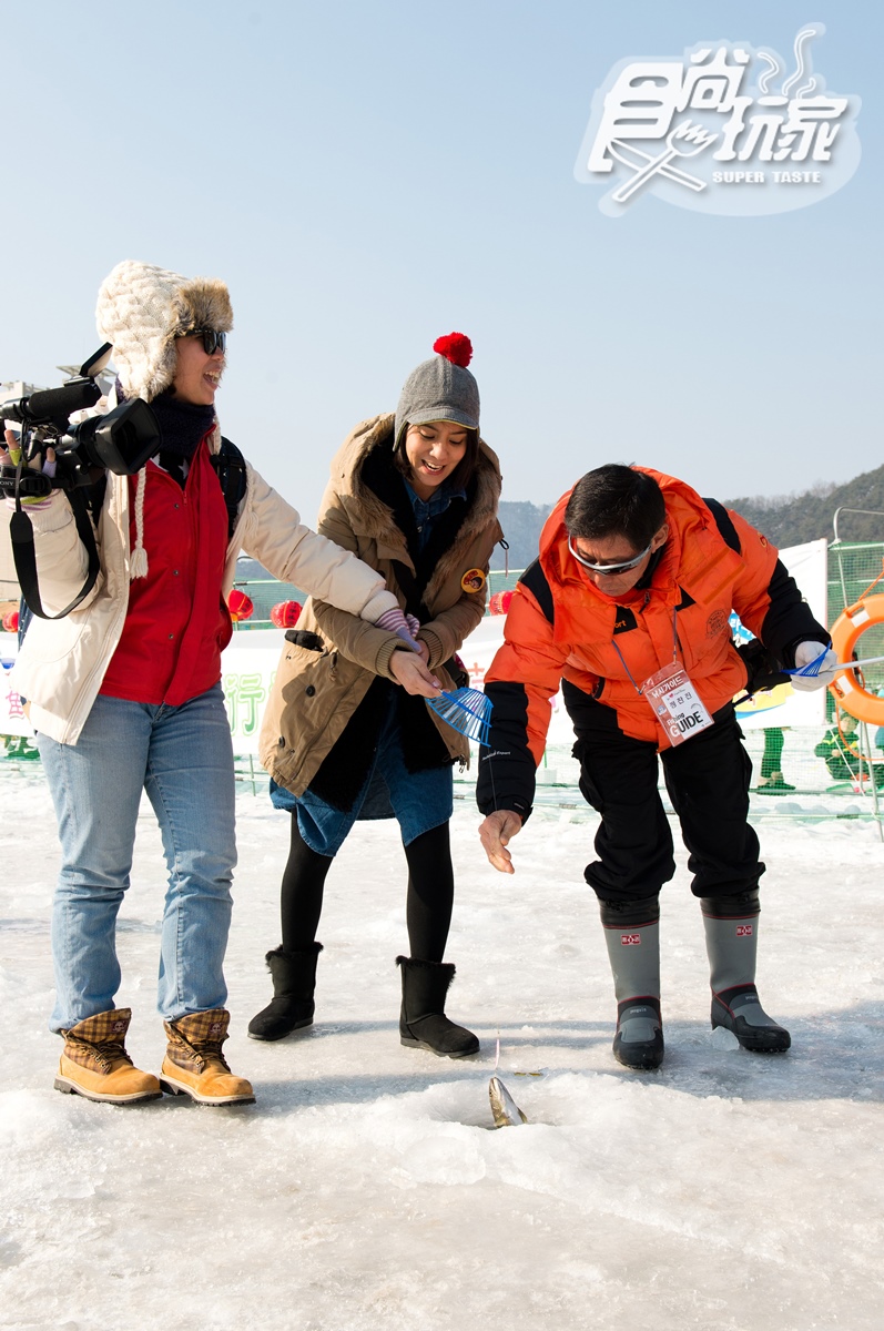 冰上釣魚、徒手抓魚、 堆雪人， 韓國超夯山川魚慶典