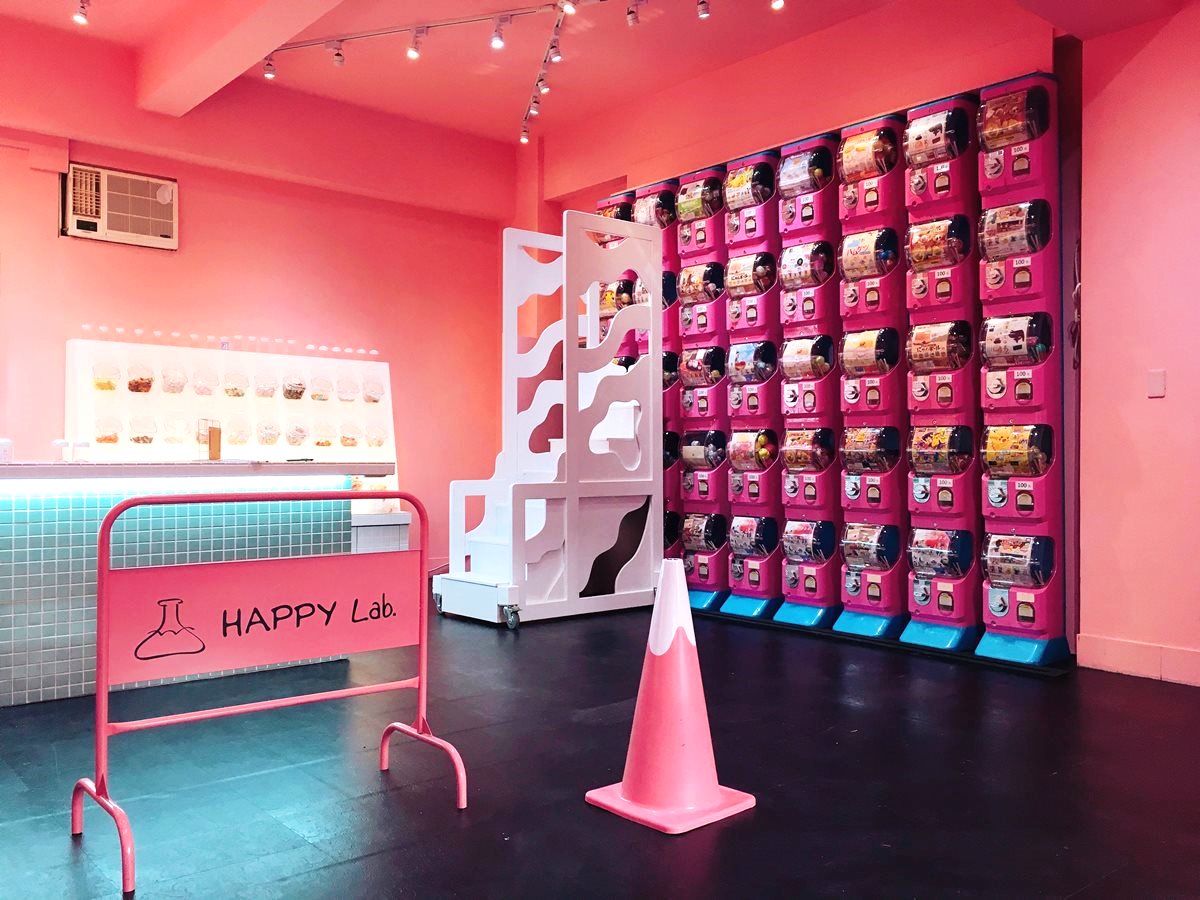 【新開店】韓劇封面自己拍！粉紅實驗室扭蛋牆超有趣