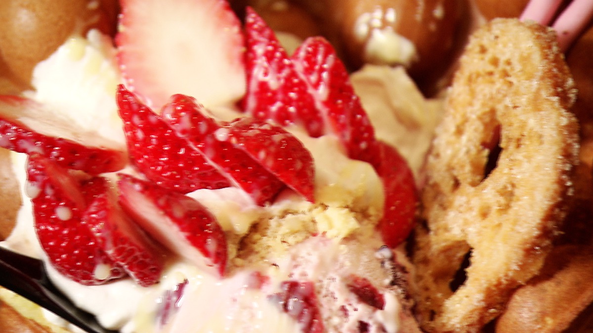 草莓加上酒釀櫻桃太過分  冰淇淋雞蛋仔鬆餅融化你心 