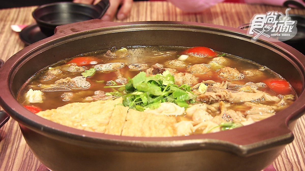 基隆紅到台北的牛肉火鍋！祕密武器是湯頭，配料「魚板豆腐」像長崎蛋糕