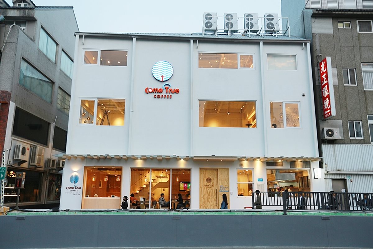 【新開店】台南出現純白系咖啡館！「棉花糖雲朵咖啡」只送不賣