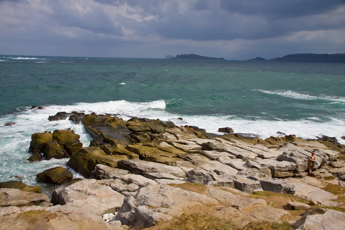 神祕海岸「3色拉花怪岩」看過沒？陶瓷烤地瓜、好運步道、一線洞玩不完