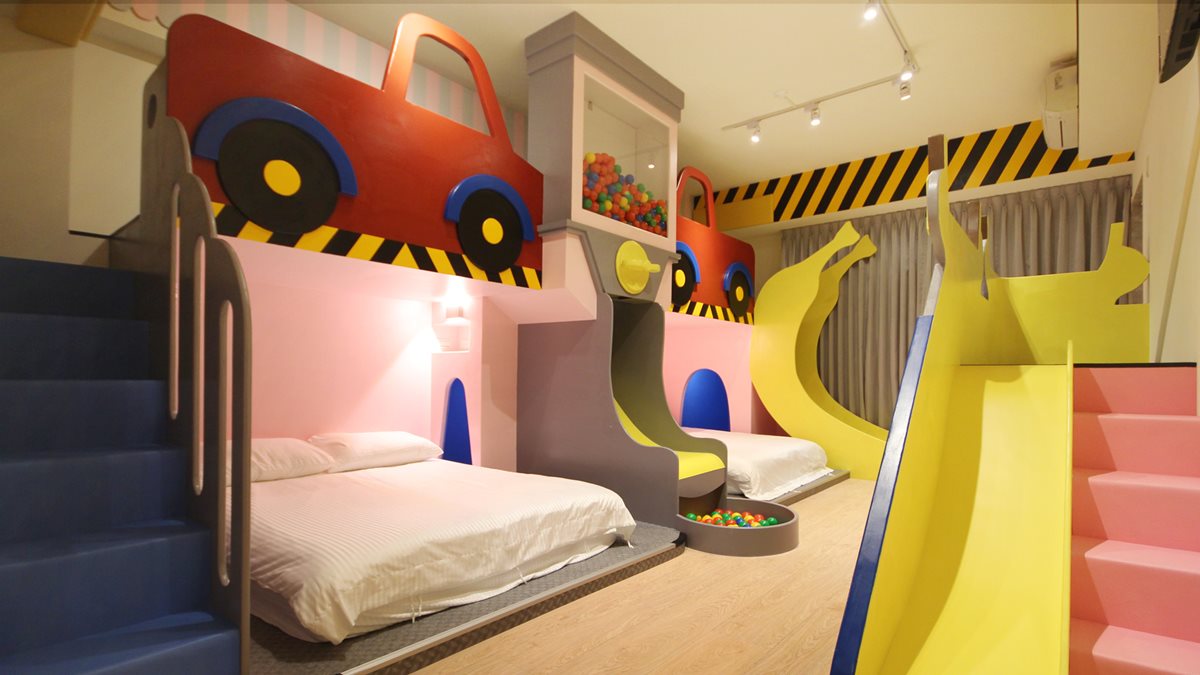 民宿就是遊樂園！全台最強10間親子旅宿：巨型扭蛋機、透明溜滑梯、躲貓貓迷宮、3D海景主題房、人體滾大球