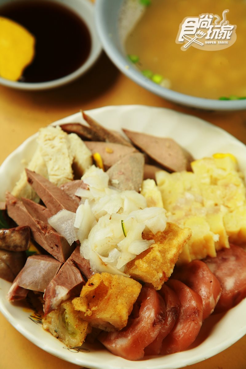 台南人的口袋美食（1）！保安宮廟口小吃一條街：5秒起鍋鱔魚意麵、80年香腸熟肉、石頭燜烤玉米