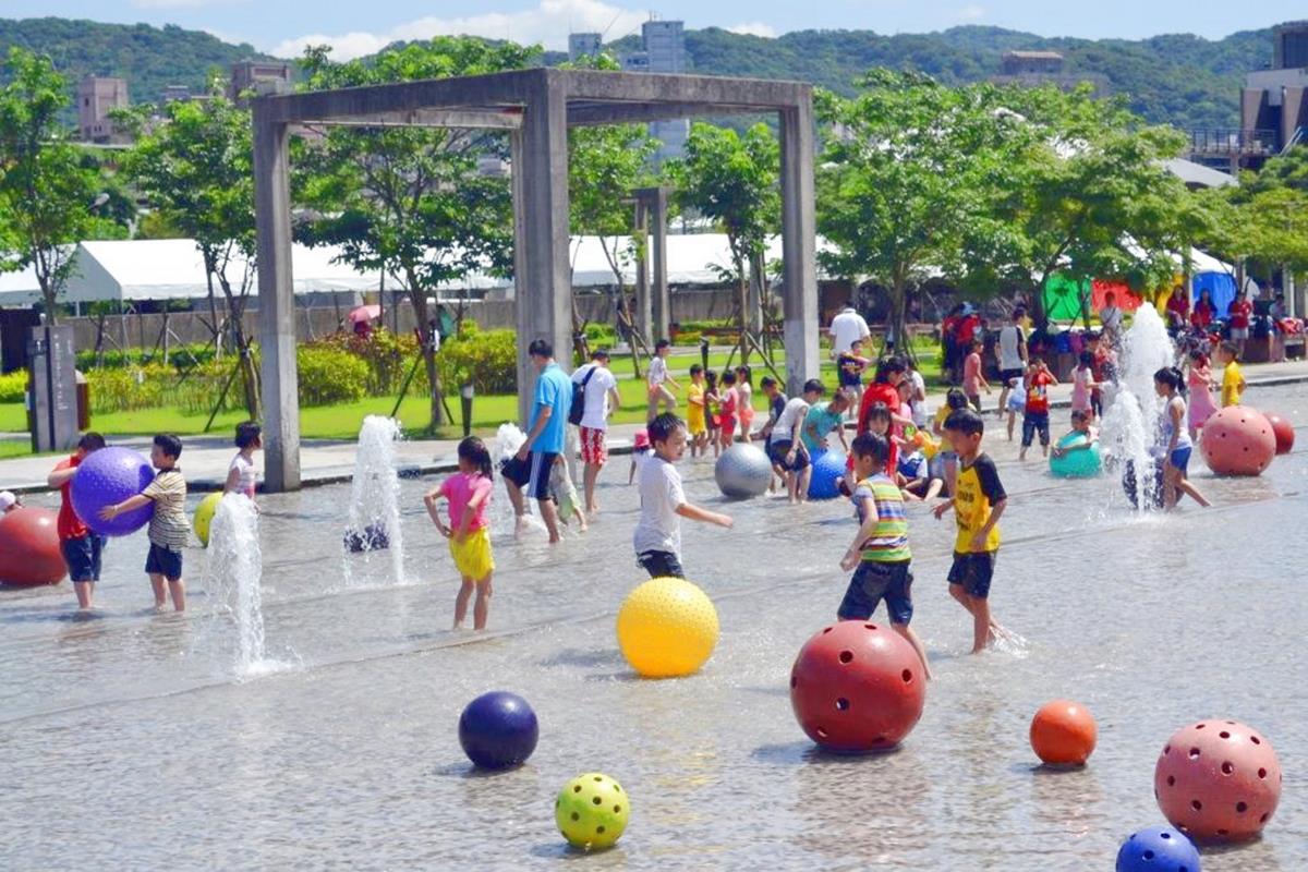 夏日玩水免錢！溜滑梯、噴水池，台北3大免費戲水區！