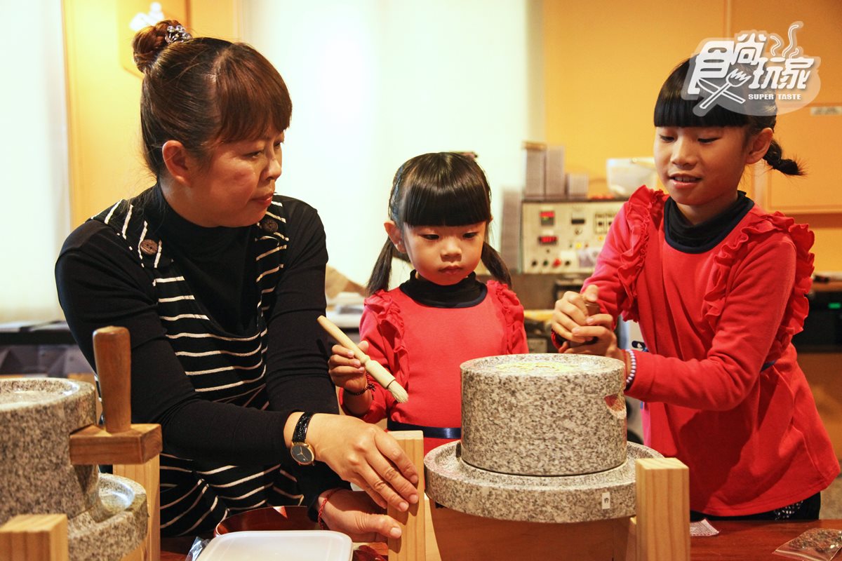 超好玩親子DIY！北中南25家人氣觀光工廠：黃金蛋、3D捲紙公仔、燈泡珍珠奶茶