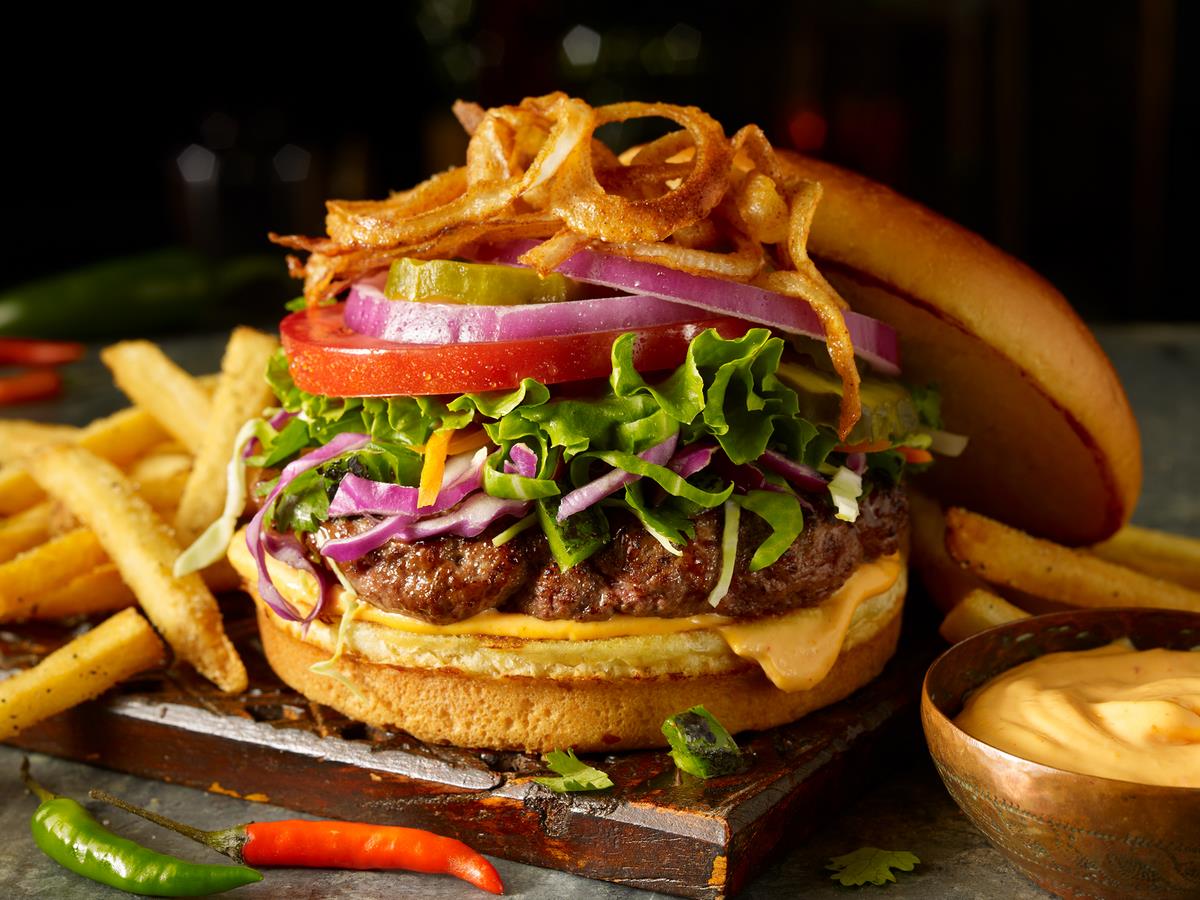 肉肉大口塞！美式餐廳慶年度「漢堡日」6款超厚實漢堡連4周買一送一！