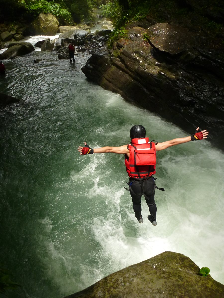 新竹「溯溪祕境」不會游泳也能玩：瀑布灌頂、人力接龍漂漂河、3公尺跳台跳水