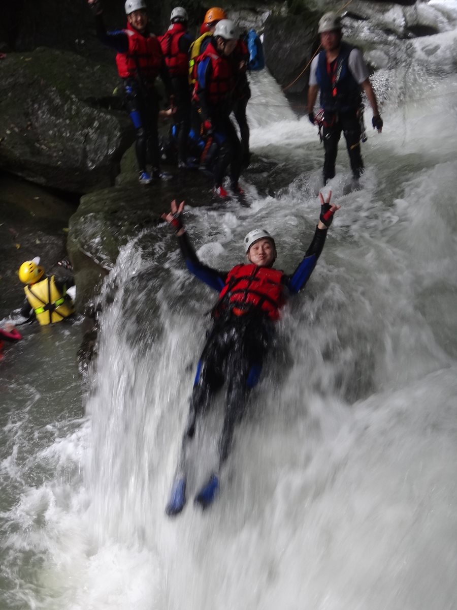 新竹「溯溪祕境」不會游泳也能玩：瀑布灌頂、人力接龍漂漂河、3公尺跳台跳水