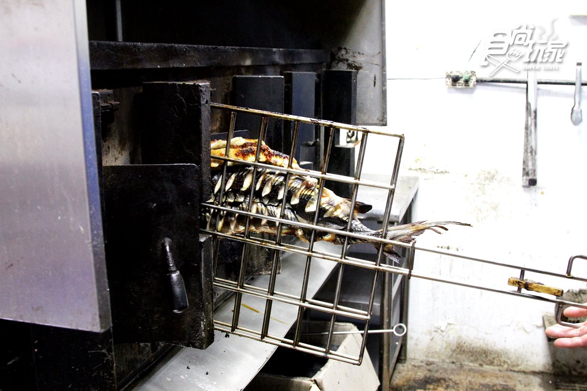 中國東北直運「巨大秘製烤爐」！超狂「炭烤活鱘龍魚」浮誇上桌