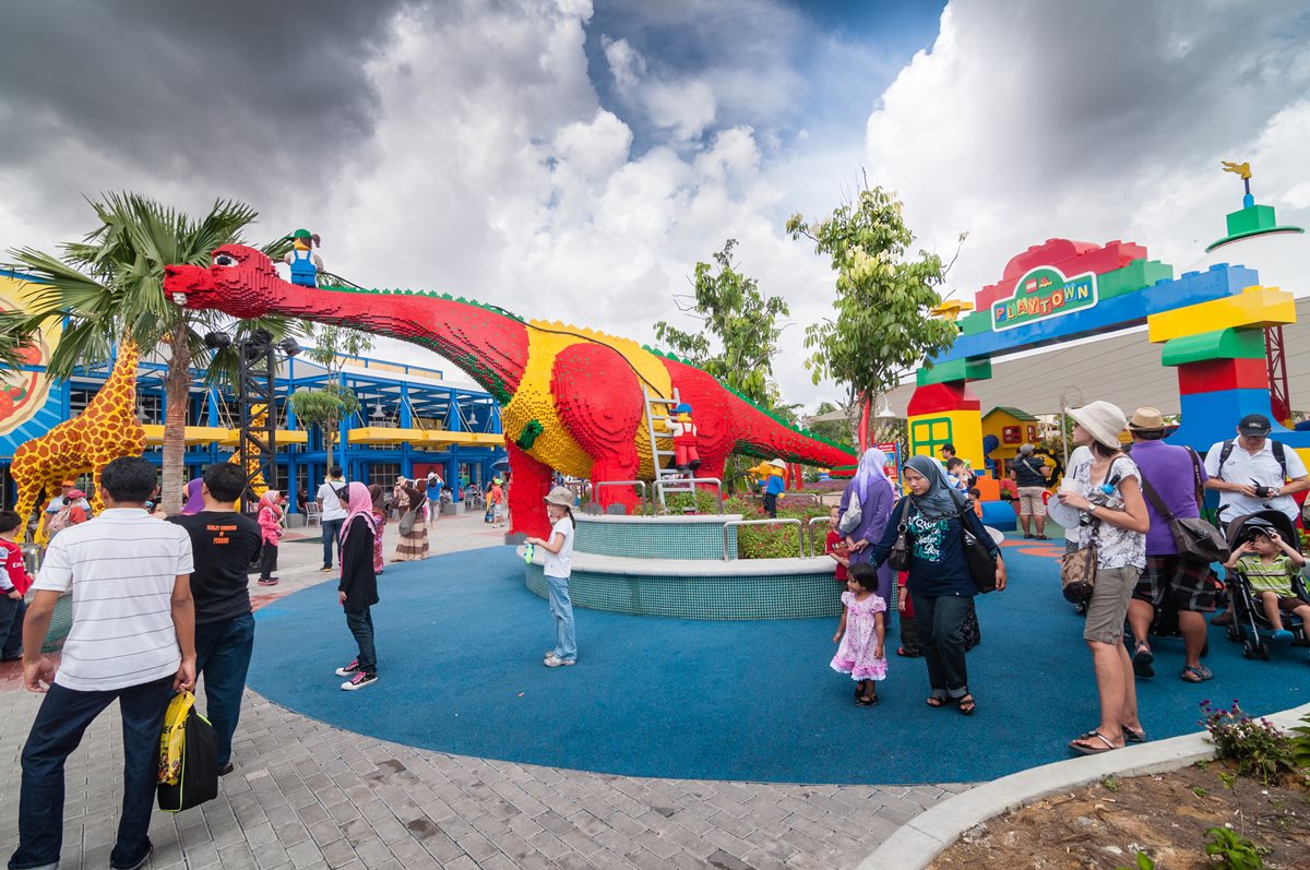 連大人也玩瘋！6個最嗨親子樂園：史上最快光輪、VR太空探索、噴火龍飛行學校