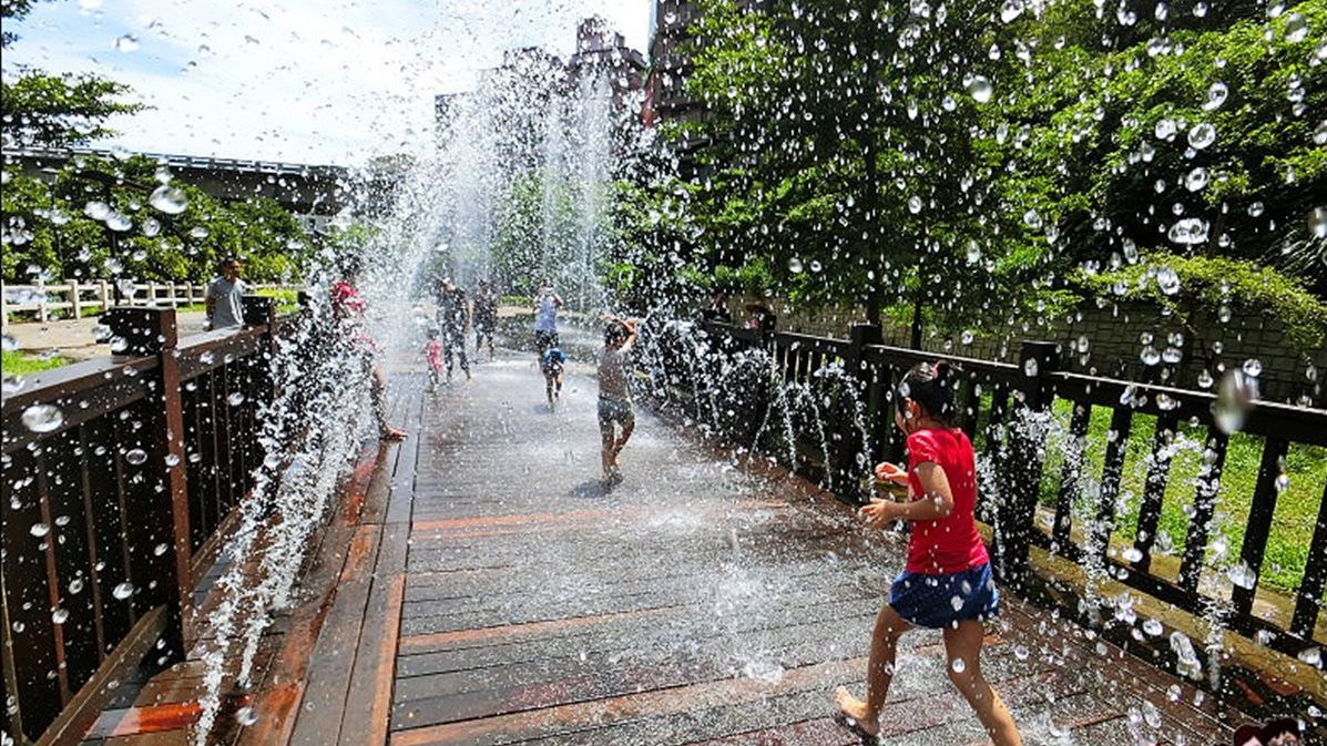 無料戲水區開放 19基隆親水季 噴水秀 噴水木橋 免費玩水2個月 食尚玩家