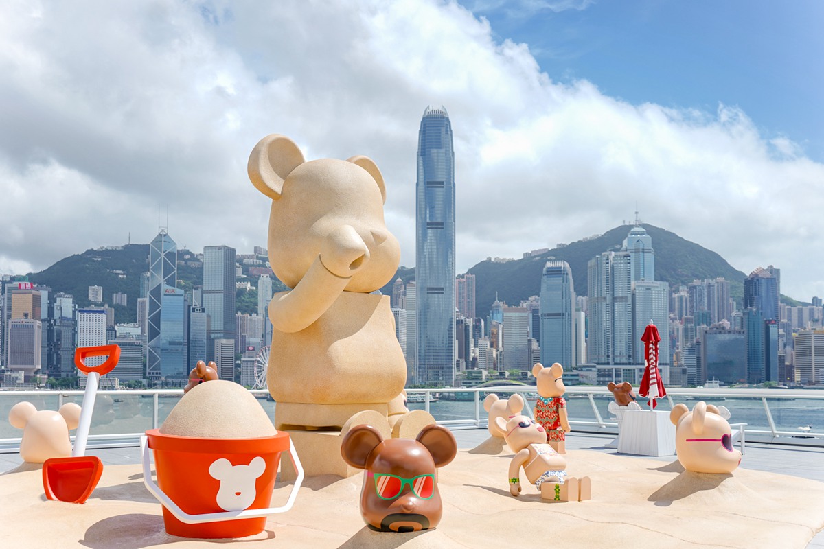 香港最新打卡點！4公尺高「巴小傑」&做沙灘日光浴的庫柏力克熊