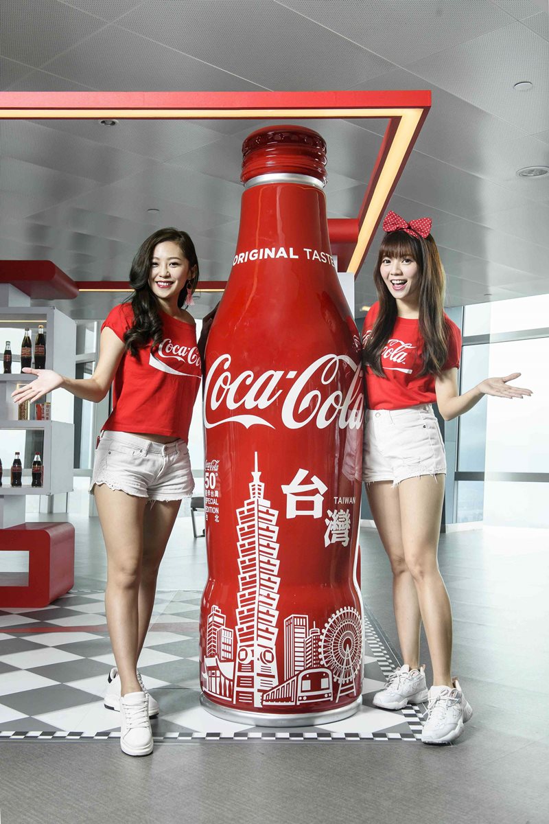 全台最高打卡點！「可口可樂」在台50周年特展  巨型曲線瓶必拍