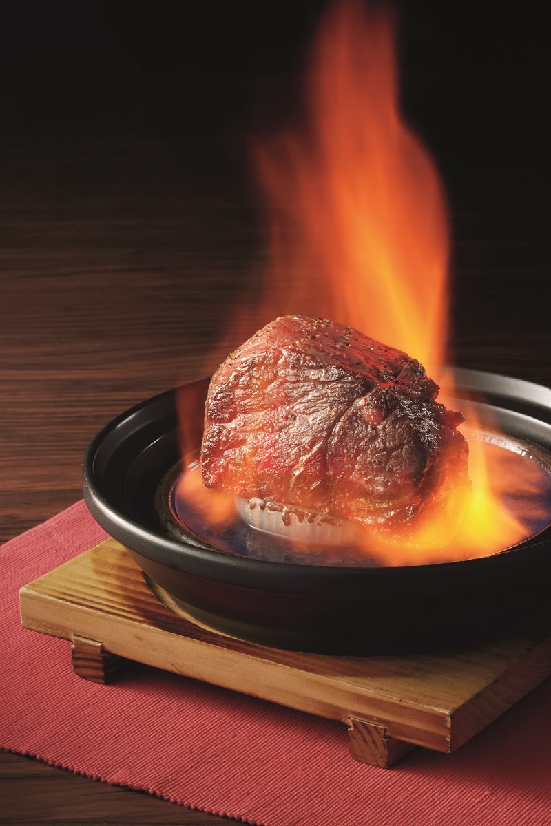 【新開店】肉肉控吃起來！必吃火山造型「擔擔肉噴火鍋」，30秒無論夾多少都可以！