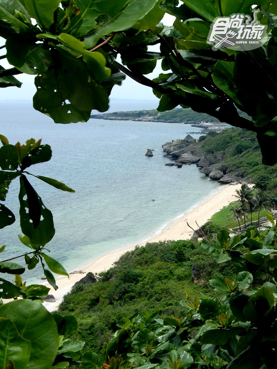 夏天玩跳島！愛上小琉球6個理由：白色貝殼沙灘、神祕鬼洞、珊瑚礁斷崖步道、鬼頭刀炒飯