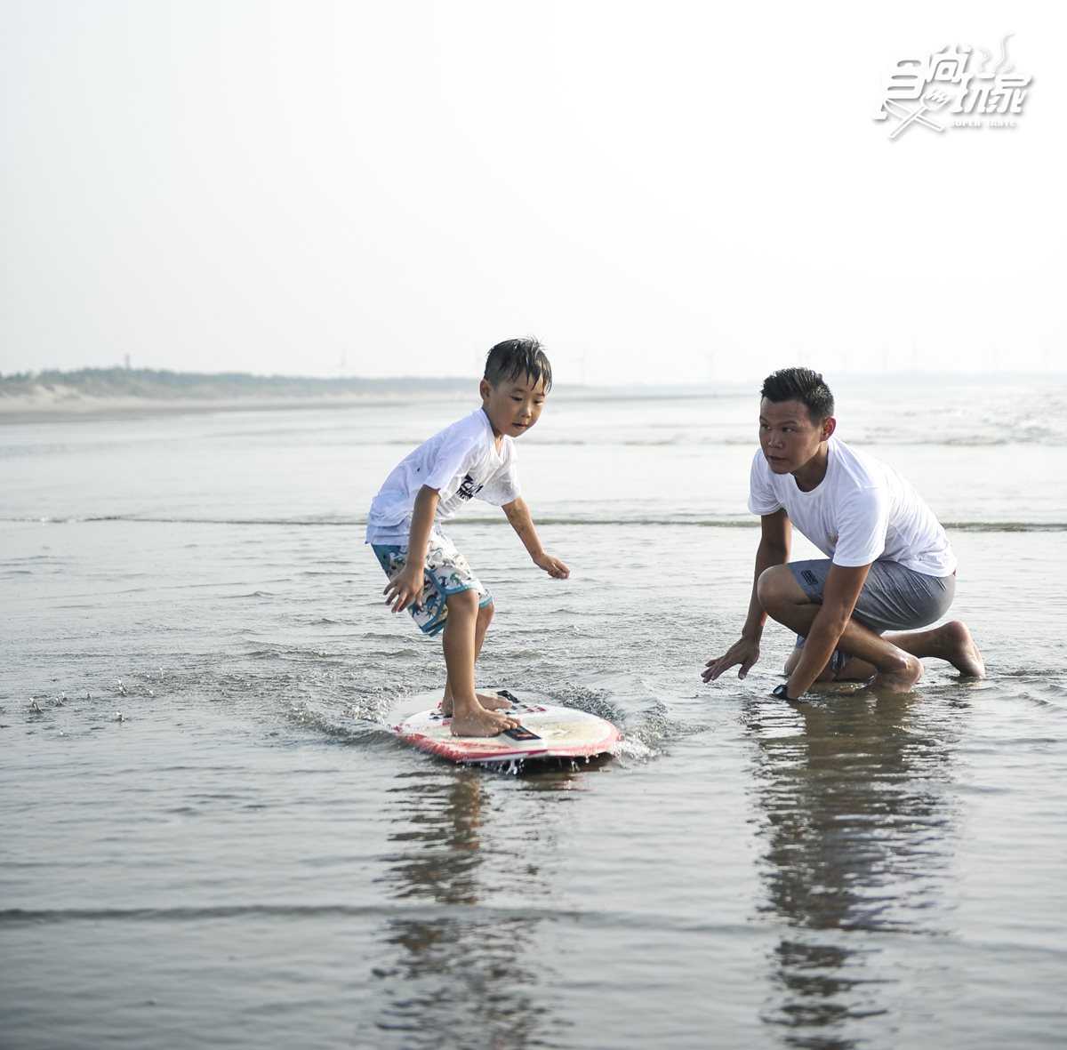海灘就是遊樂場！親子祕境就在「竹南海濱」：兒童淺灘衝浪＋70年布丁綿綿冰